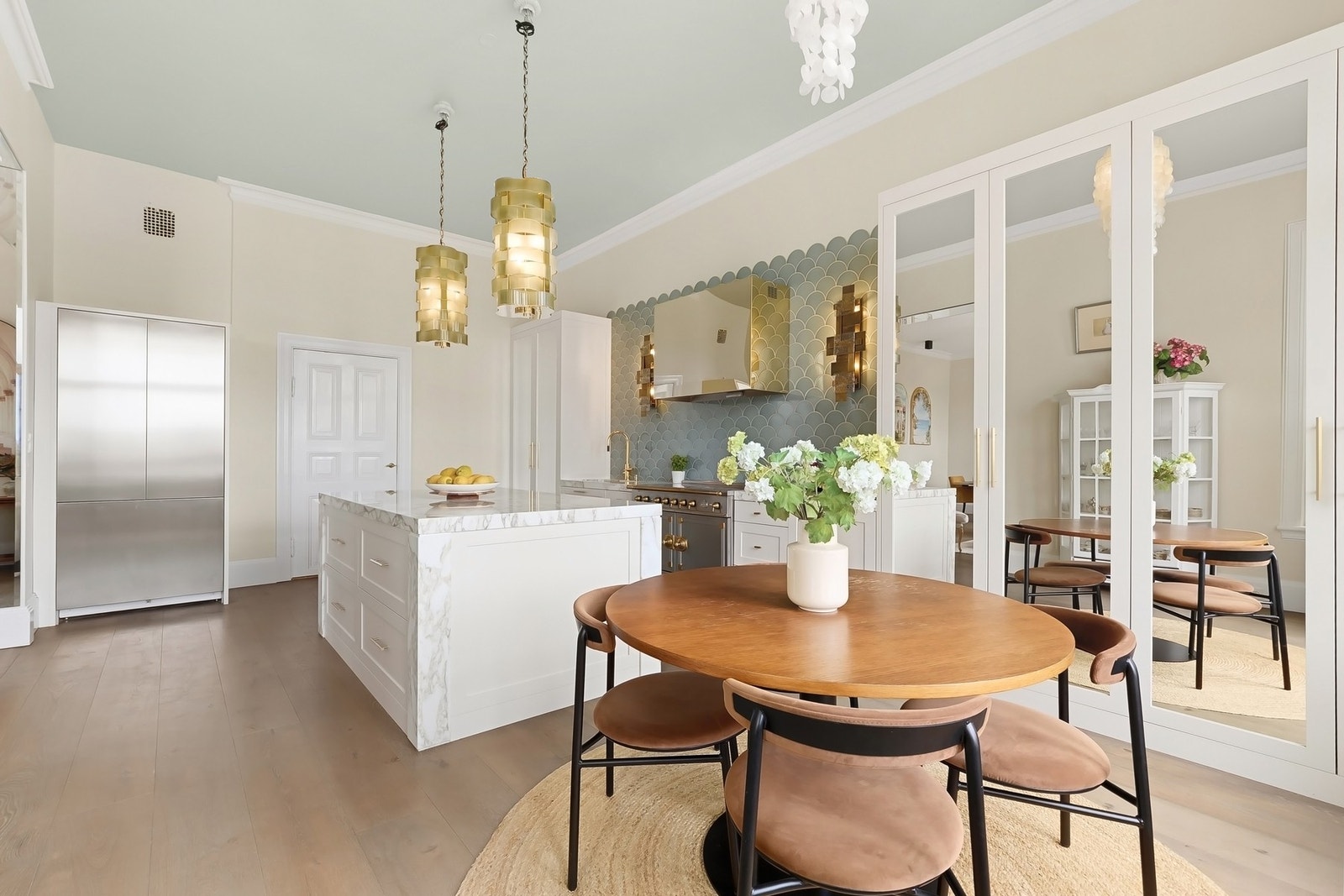 Et stort, påkostet spisekjøkken hvor klassiske detaljer møter moderne luksus på en elegant måte. Galleribilde