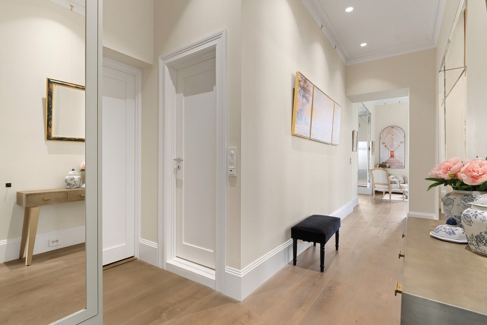Snekkerbygd skap med speil og elegante messinghåndtak. Det er også god plass for en sittepuff eller lignende. enstavs eikegulv, lysmalte overflater, downlights og vannbåren gulvvarme. Galleribilde