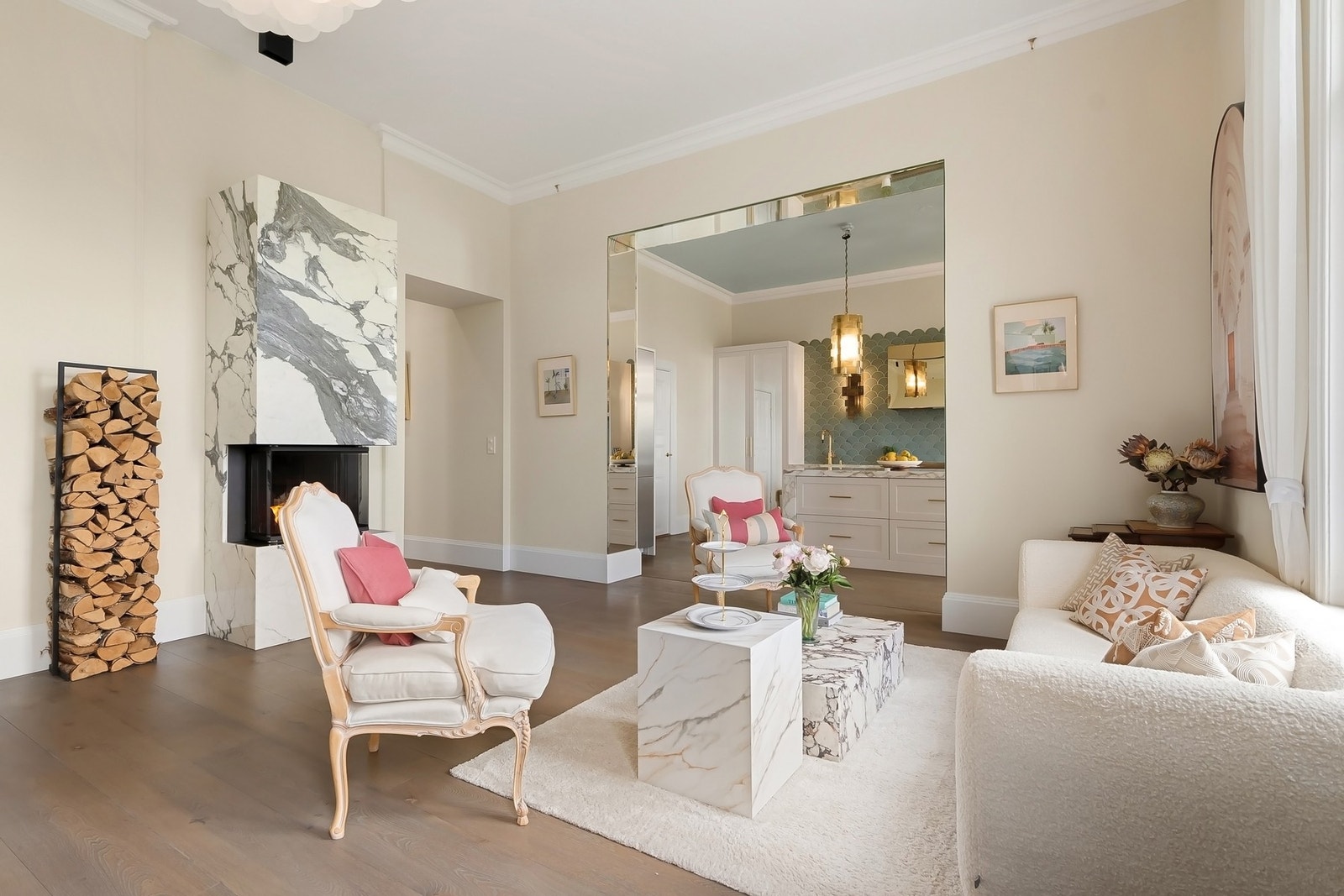 Resultatet er en leilighet med en sjelden kombinasjon av klassisk karakter og moderne komfort. Galleribilde