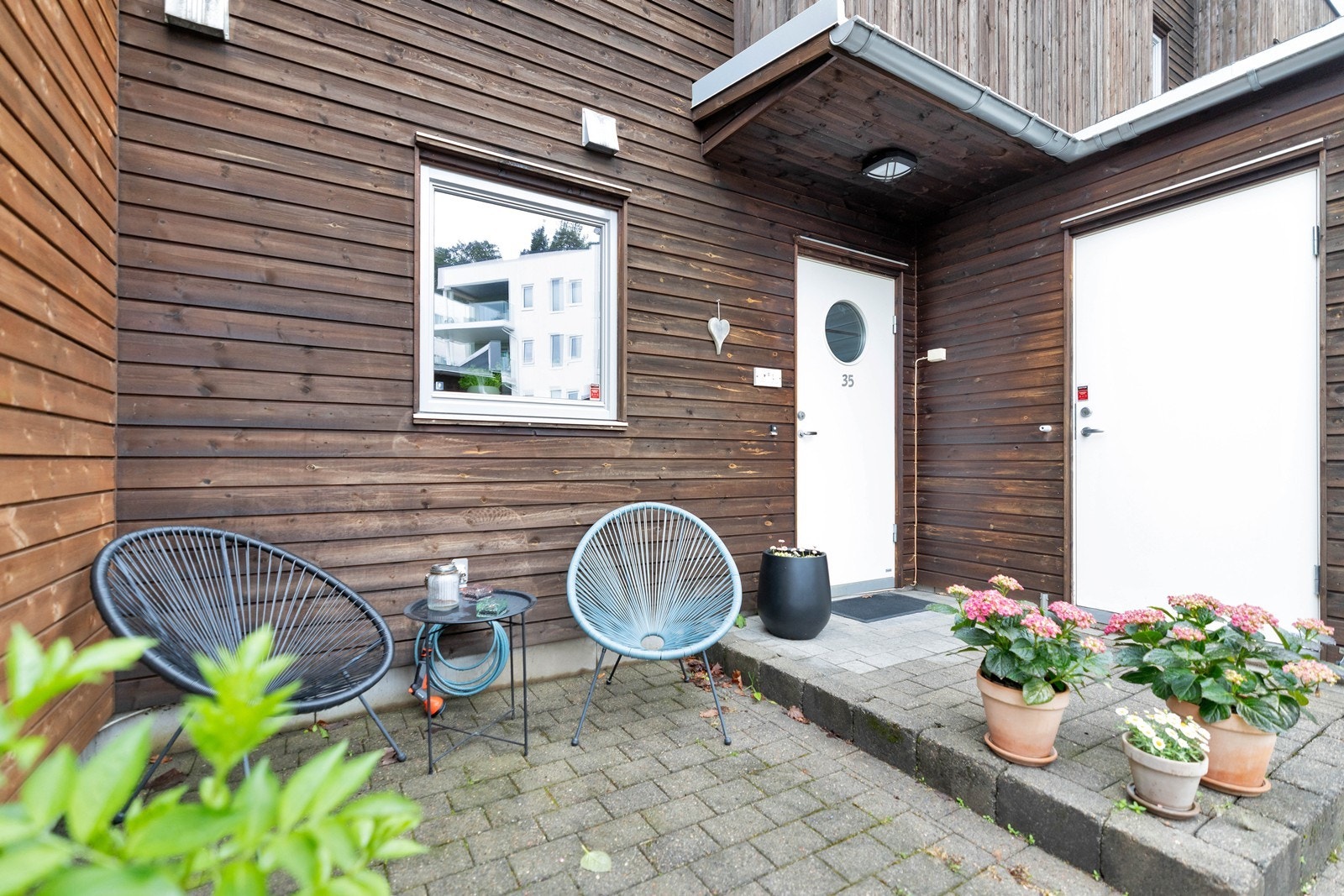 Ved innganspartiet finner du også et fint uteområde. Legg ellers merke til utvendig bod og at selve inngangspartiet er overbygget. Galleribilde