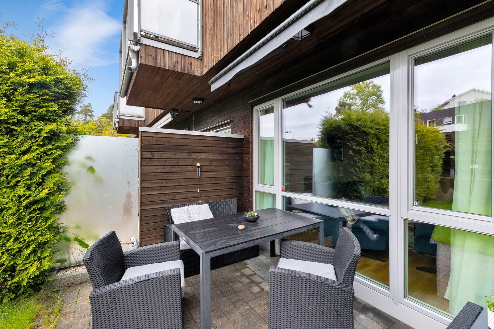 Terrasse ved stue. Galleribilde