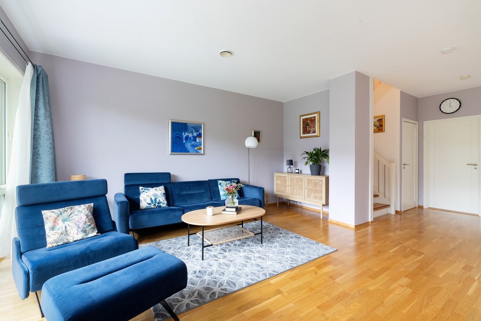 I stuen er det god plass til flere soner. Legg også merke til pipeløp ved trapp. Galleribilde