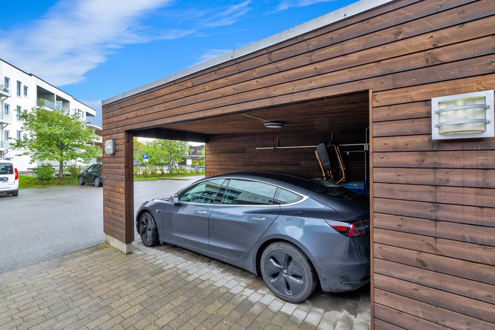 Ved boligens inngangsparti finner du både carport og biloppstillingsplass. Galleribilde