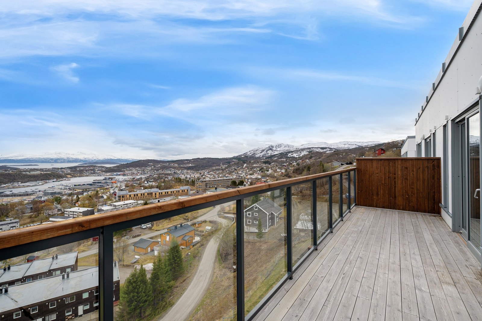 Stort terrasseareal på 15 kvm kommer godt med på sommerhalvåret - med god plass til utemøbler Galleribilde