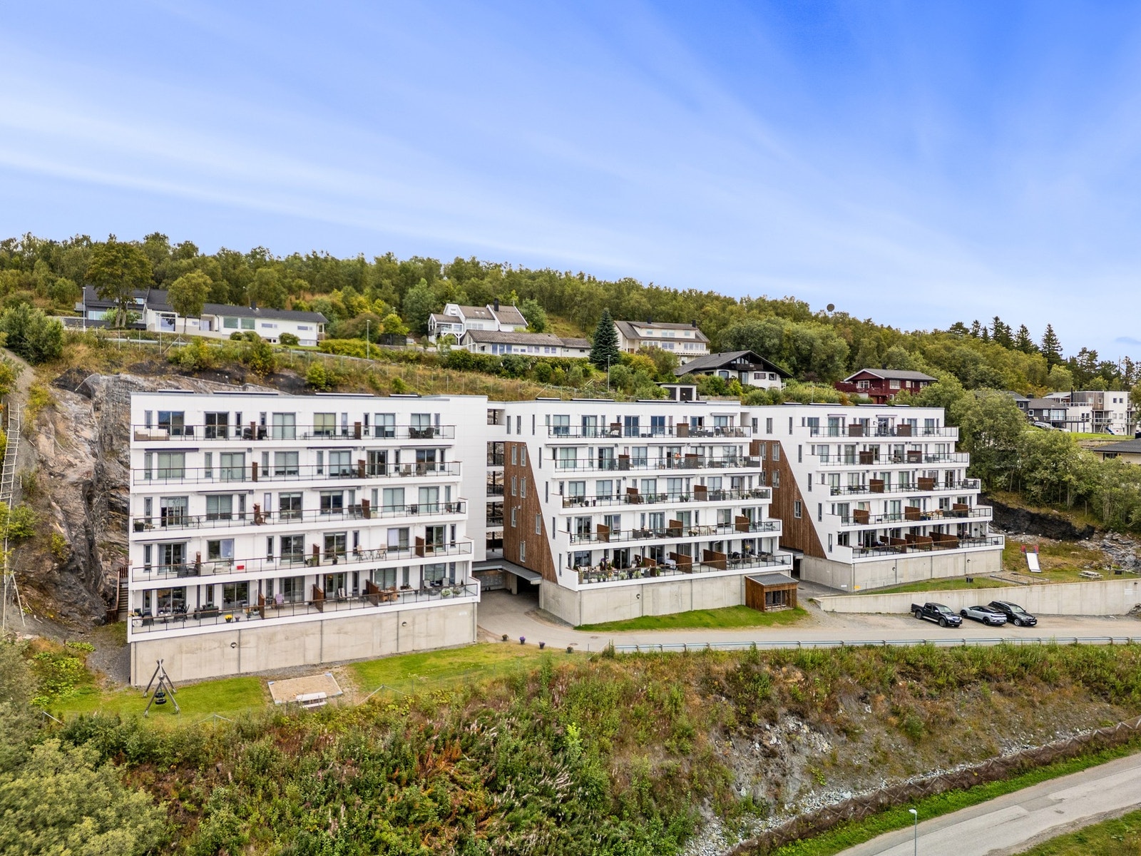 Borettslaget har velstelte og pene uteområder og det er felles lekeplass rett utenfor Galleribilde