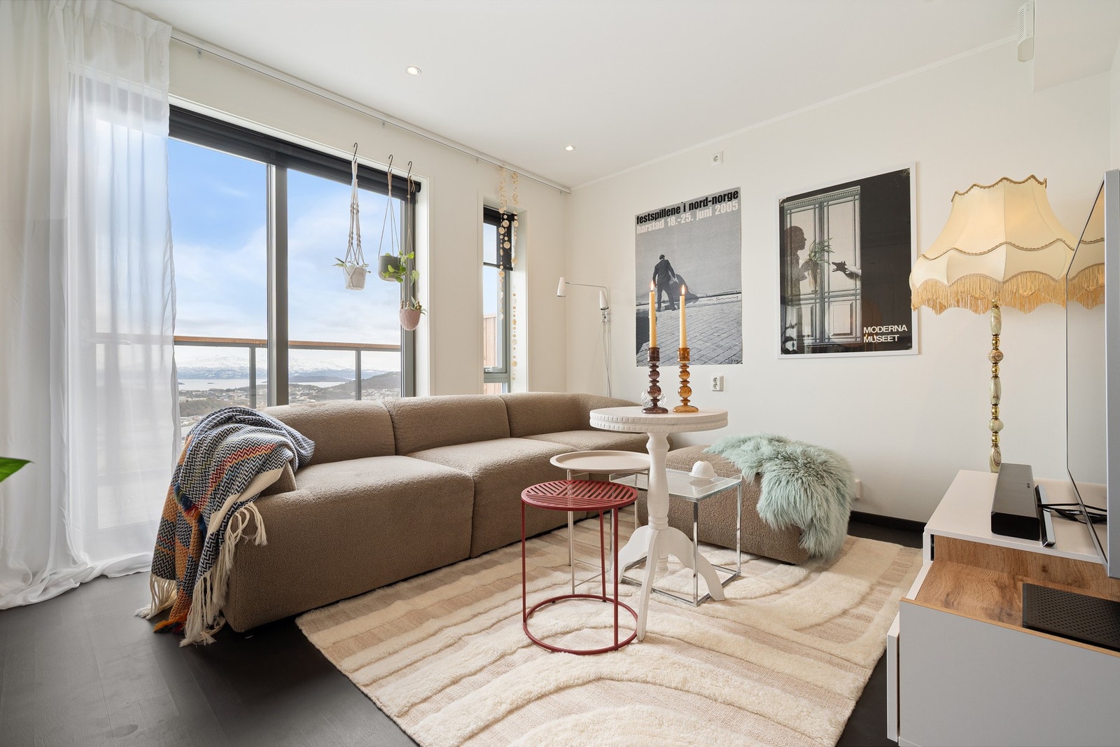 Velkommen inn! Leiligheten ligger i 5. etasje med enkel adkomst via heis i bygget Galleribilde