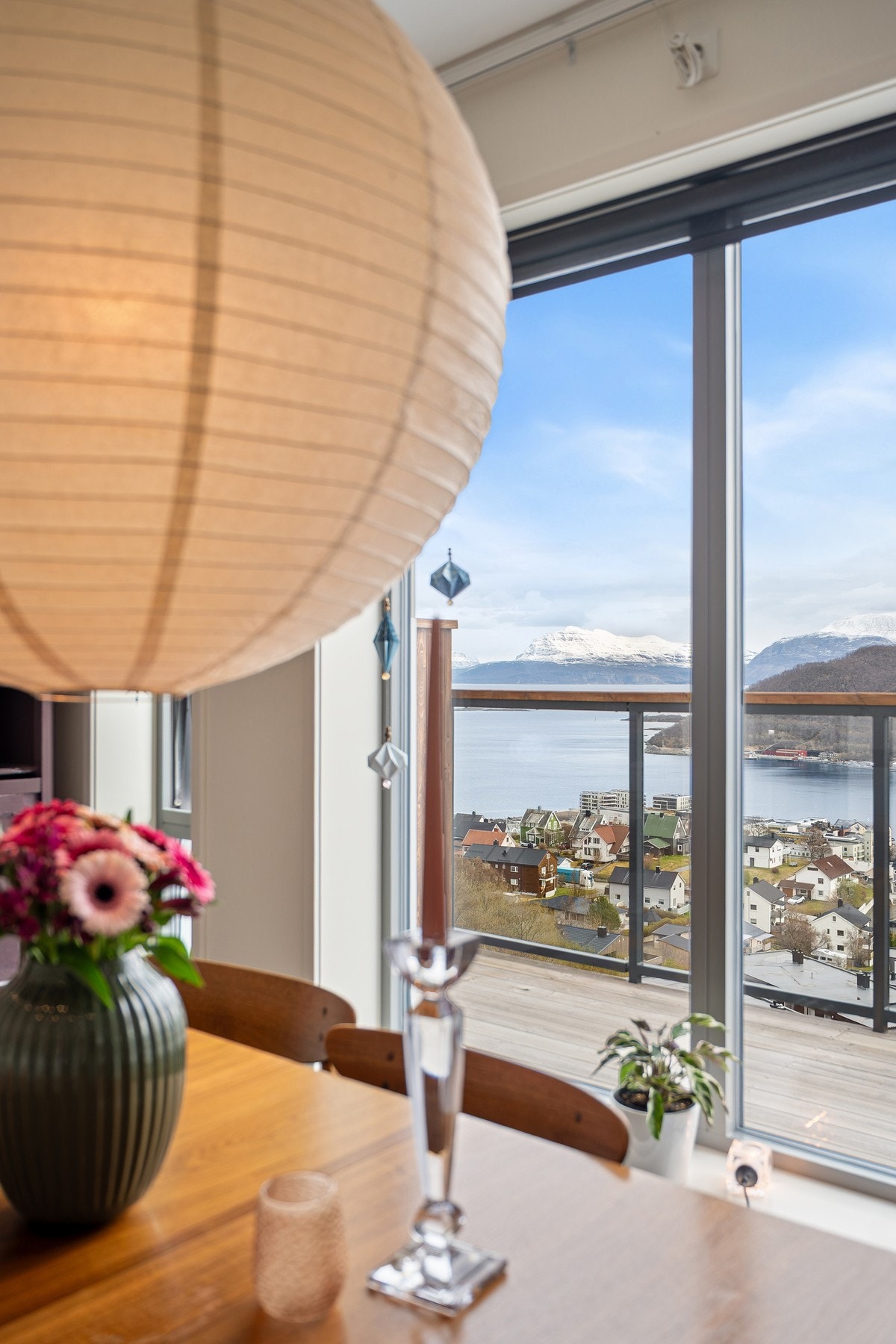 I tillegg til fin utsikt bidrar de store vindusflatene i stue og kjøkken til godt med dagslys inn i boligen Galleribilde