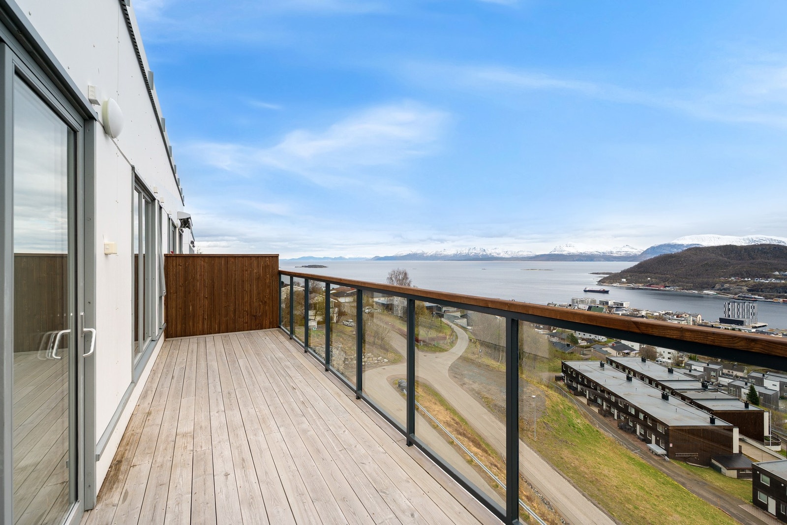 Leiligheten har stor terrasse med glassrekkverk og optimale utsiktsforhold! Galleribilde