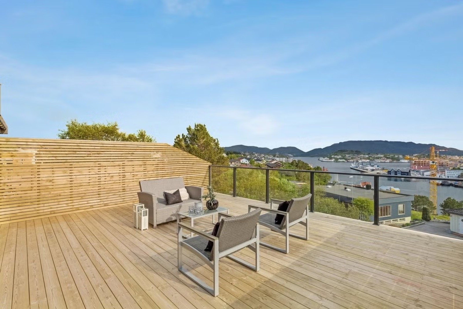 Fra stue er det utgang til romslig og sydvendt terrasse med den lekre utsikten Galleribilde