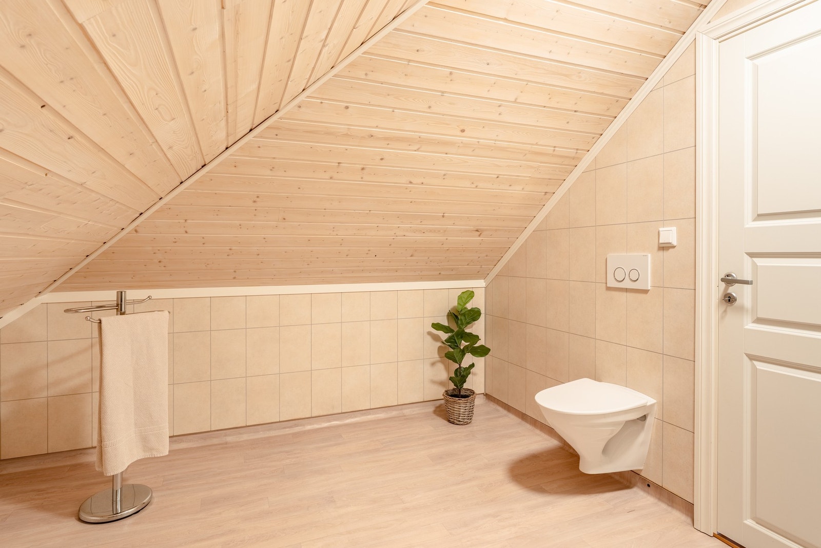 Badet er innredet med baderomsinnredning med nedfelt servant, vegghengt toalett og dusjkabinett. Galleribilde