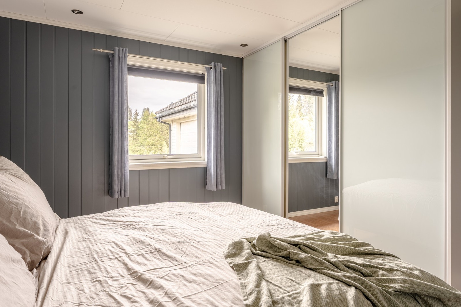 Her har man en romslig garderobe og god plass til dobbeltseng. Galleribilde