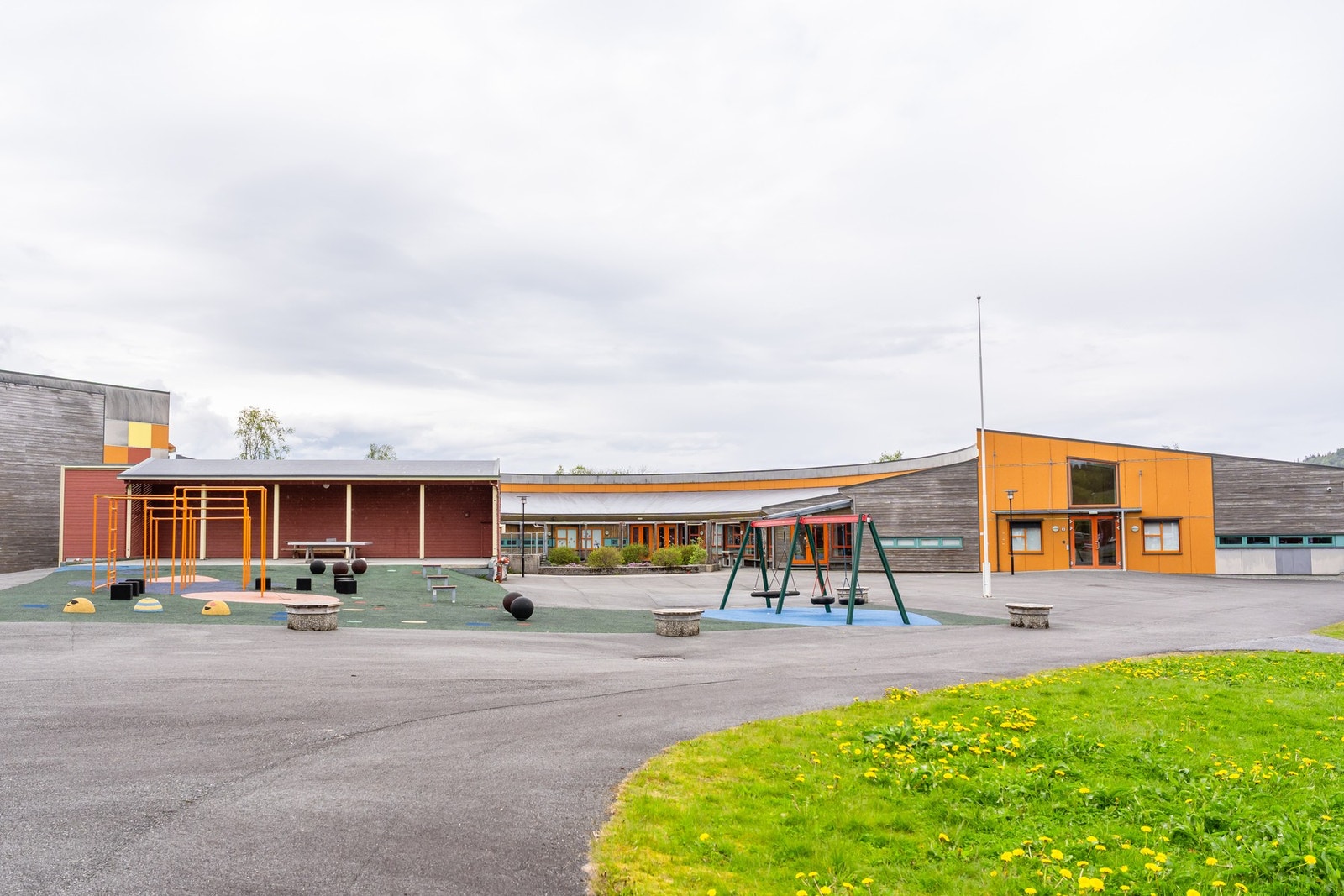 Her finner man også Sæbø skole. Galleribilde