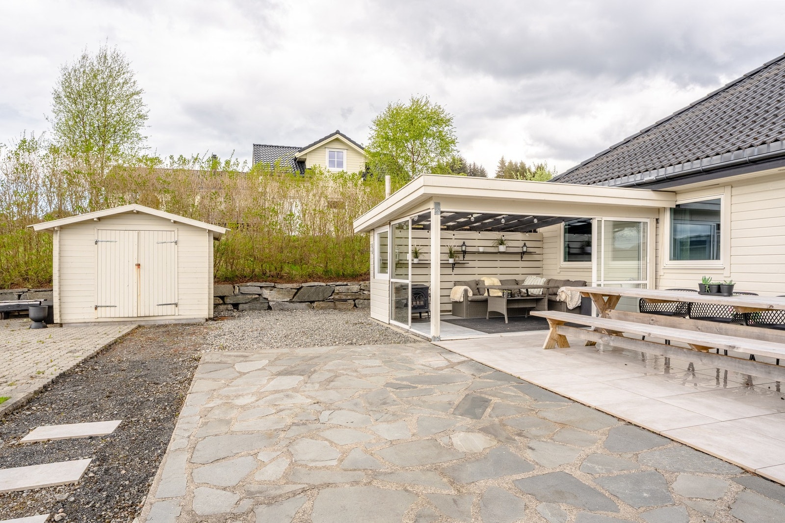 Utehus som gir godt med oppbevaringsplass. Galleribilde