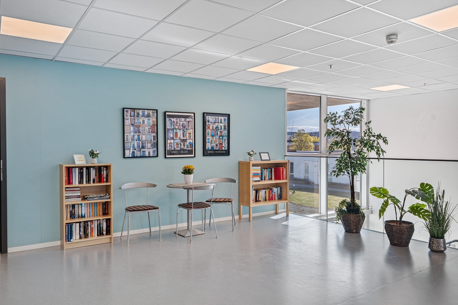 Ute i fellesgangen er det en sosial sone, for den som har lyst til å slå av en prat med en hyggelig nabo. Galleribilde