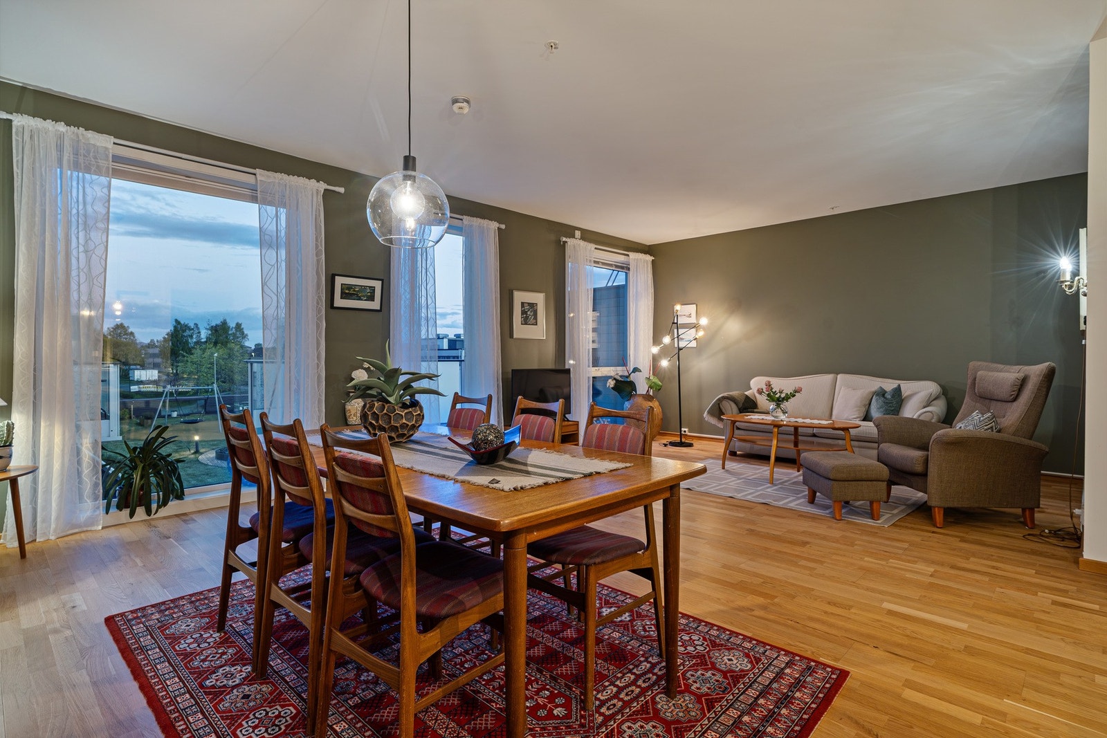 Velkommen inn, den romslige stuen har åpen løsning mot kjøkken og er oppmålt til 44,3 kvm. Galleribilde
