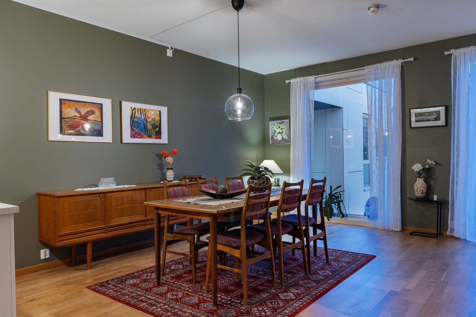 Spisestuen har god plass til langbord. Galleribilde