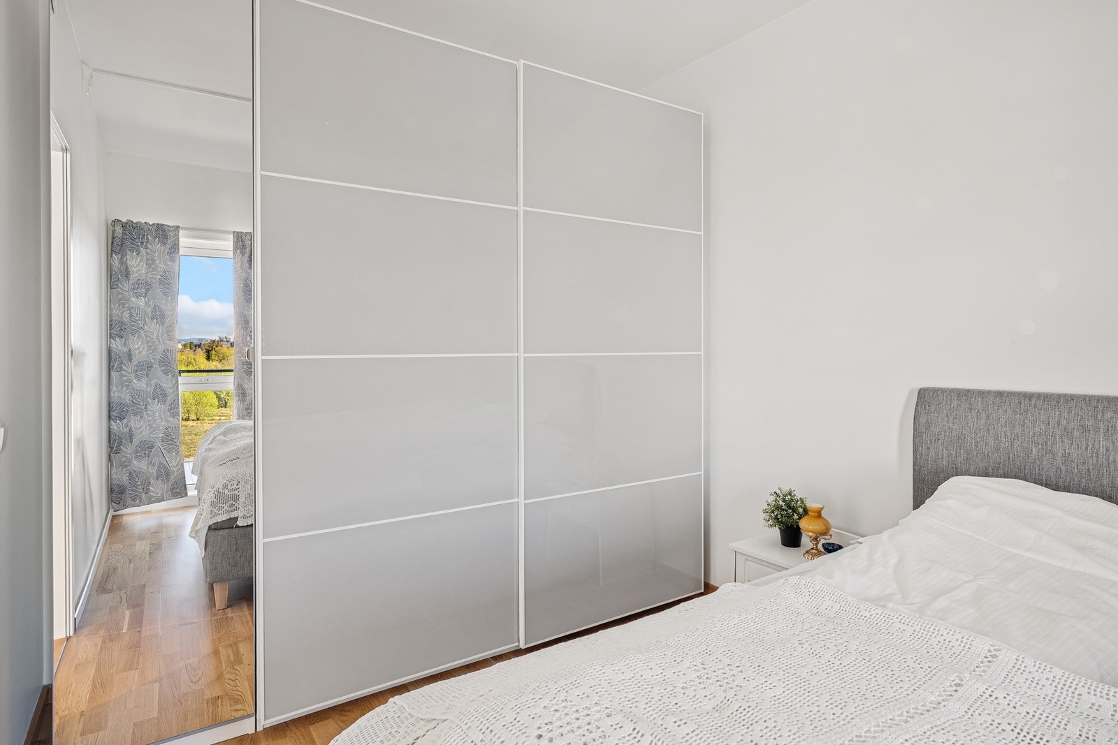 Her er god plass til en raus skyvedørsgarderobe. Galleribilde