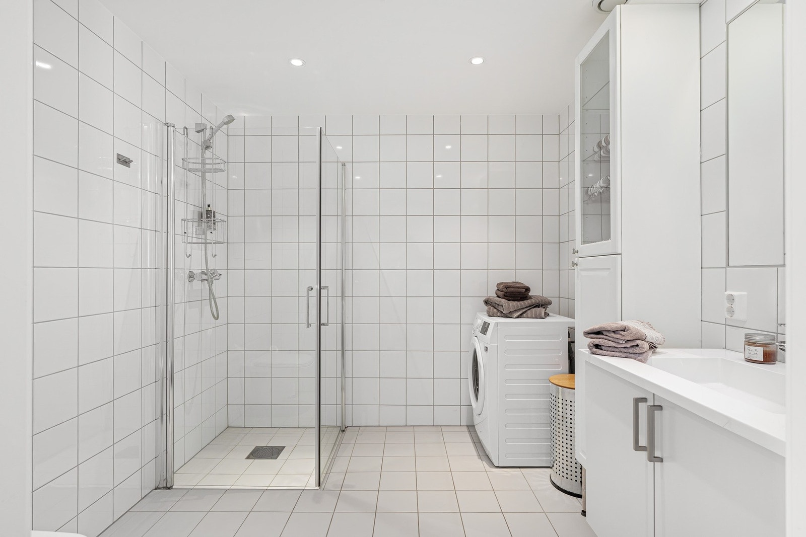 Her er downlights, praktisk dusjhjørne og opplegg for vaskemaskin/tørketrommel. Galleribilde