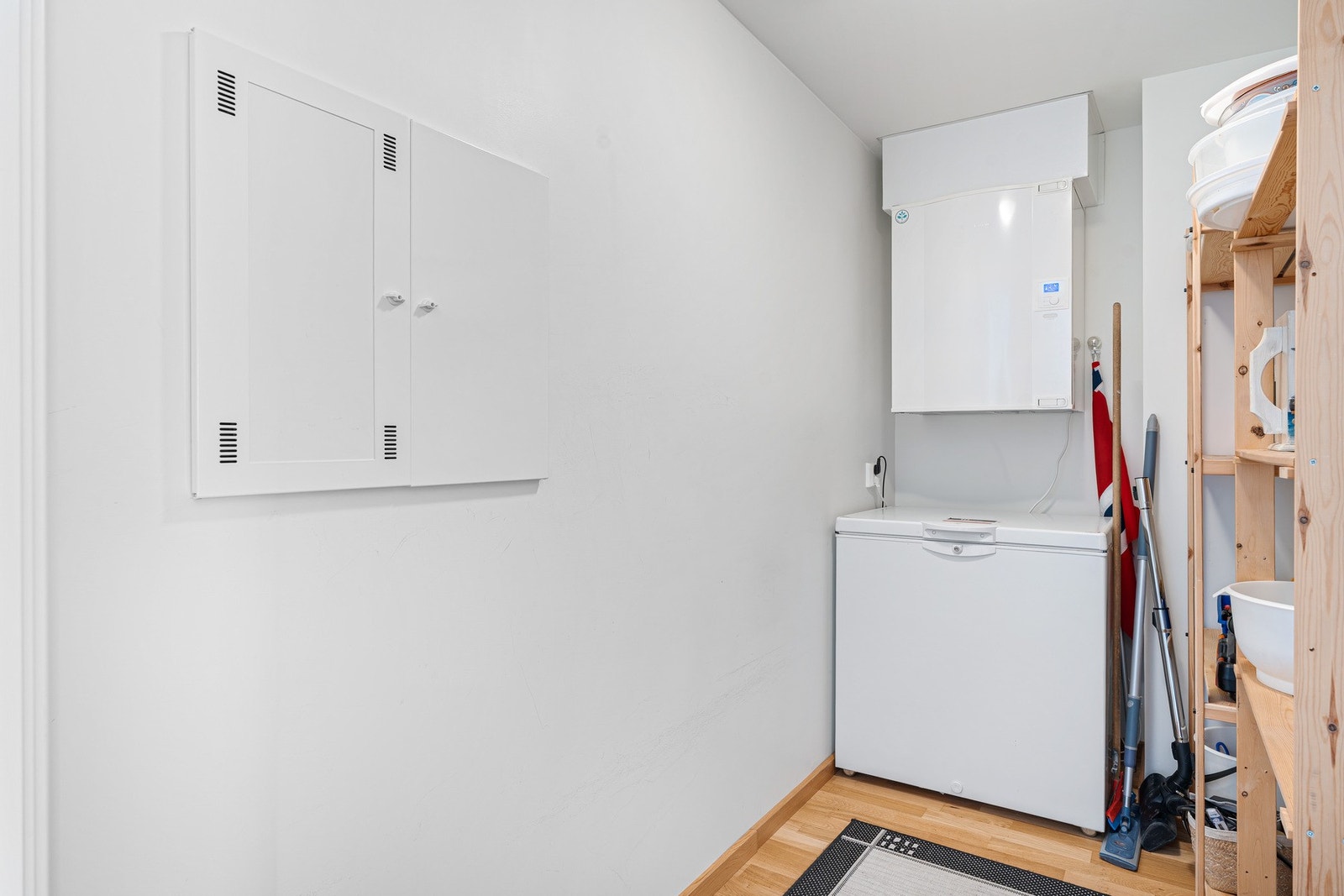 Teknisk rom oppmålt til 3,9 kvm. Dette fungerer som en praktisk bod/garderobe, lett tilgjengelig. Galleribilde