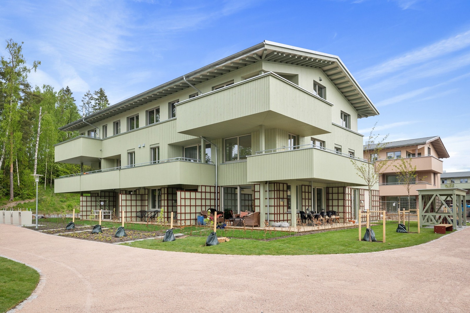 Ballerud Hageby utvikles som et gjennomtenkt og moderne boligområde med rolig og tilbaketrukket beliggenhet, samtidig som du har kort vei til servicetilbud, kollektivtransport og flotte turmuligheter. Generell illustrasjon. Galleribilde