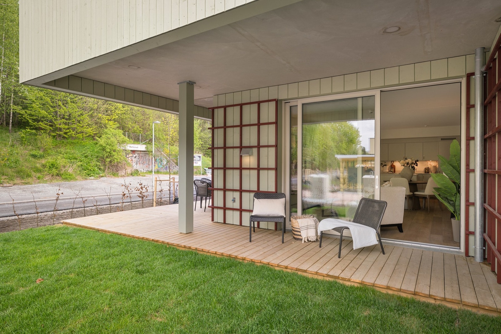 Fra stuen er det utgang til leilighetens markterrasse på 30 kvm Galleribilde