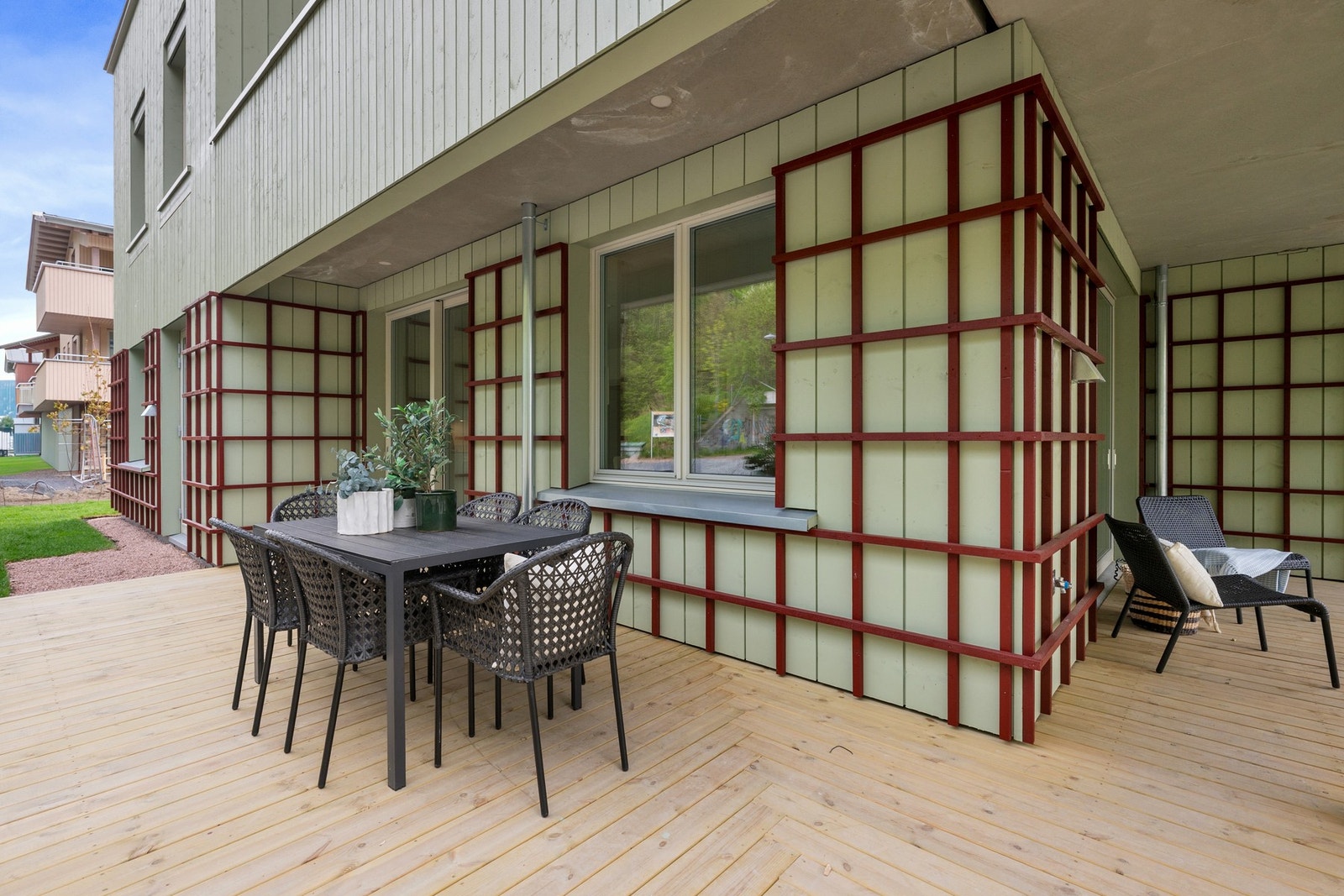 Her er det rikelig med plass til møblering over flere soner, med loungemøbler, utebord og grill. Galleribilde