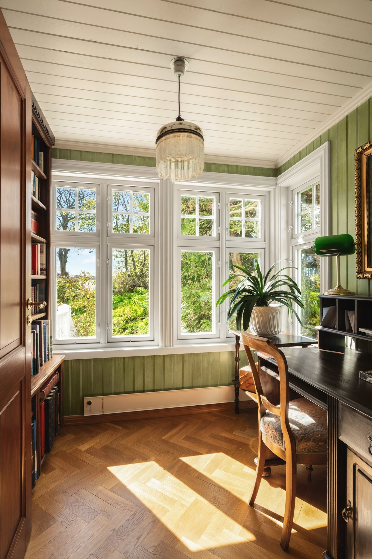Kontor med plass bygde hyller fra Liknes og Skår. Galleribilde
