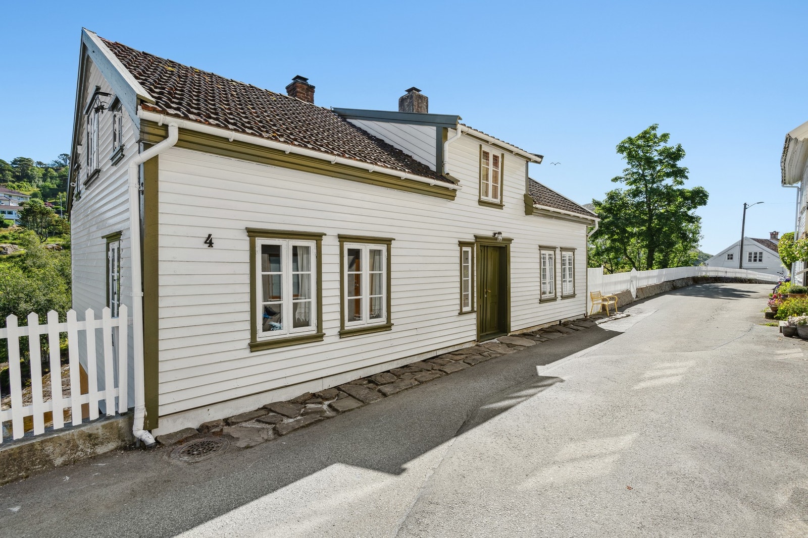 Inngangspartiet vender ut mot en liten, sjarmerende- og rolig gate. Galleribilde