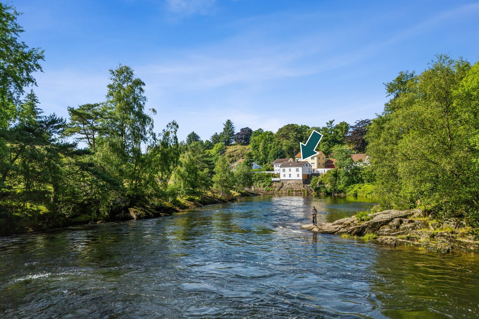Velkommen til et unikt stykke norsk kulturarv! Denne vakre boligen fra 1864 ligger idyllisk til langs bredden av lakseførende Sokndalselva - midt i det historiske trehusmiljøet som gjør Sogndalstrand så særpreget og ettertraktet. Galleribilde