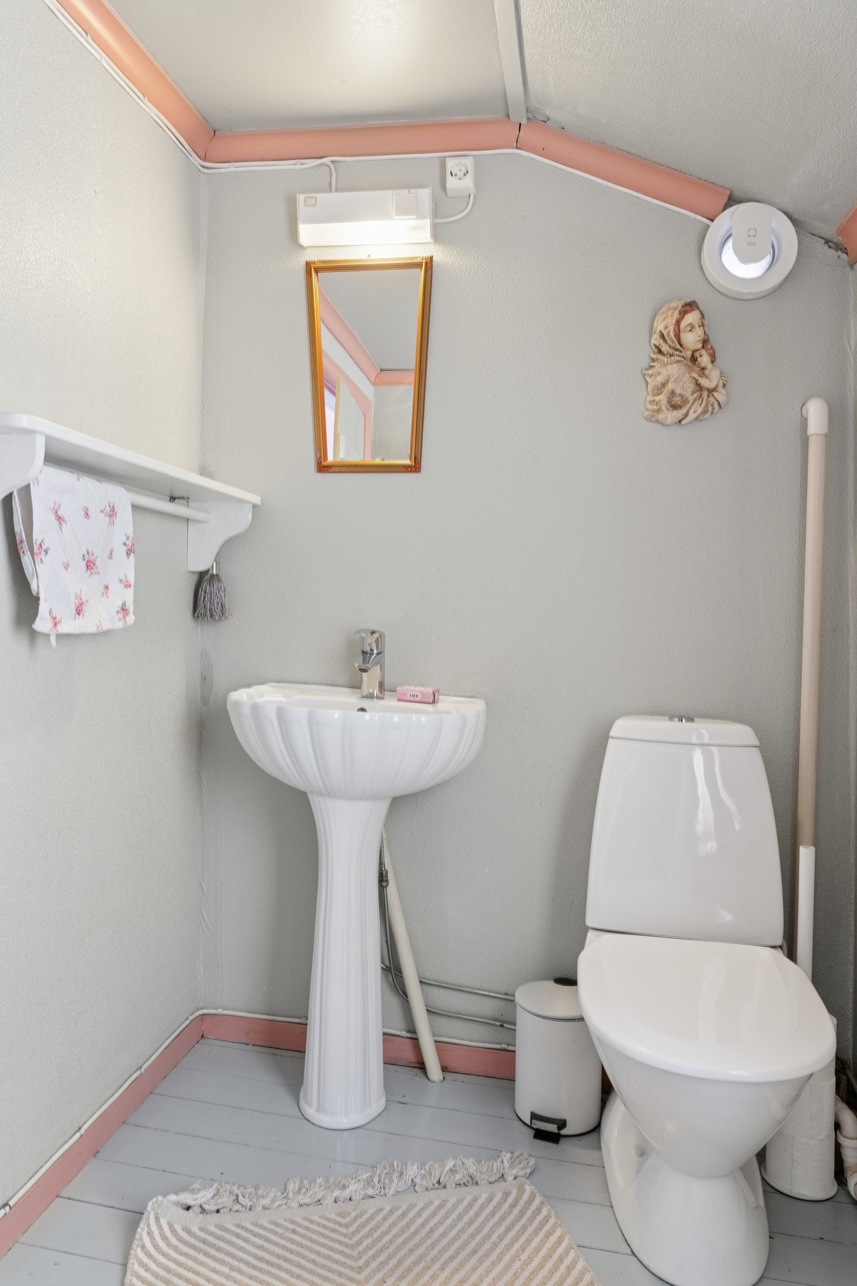 Badet er innredet med toalett, håndvask og dusjkabinett. Galleribilde
