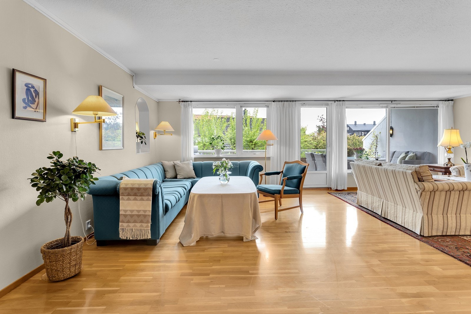 Stue med god plass til flere sofagrupper Galleribilde