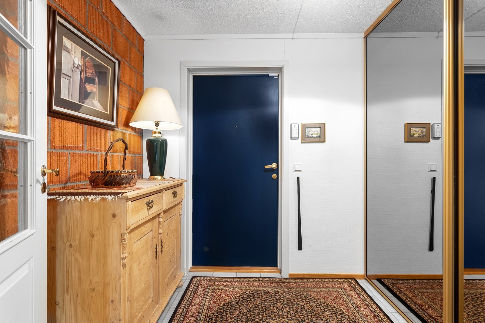 Entrè med skyvedørsgarderobe Galleribilde