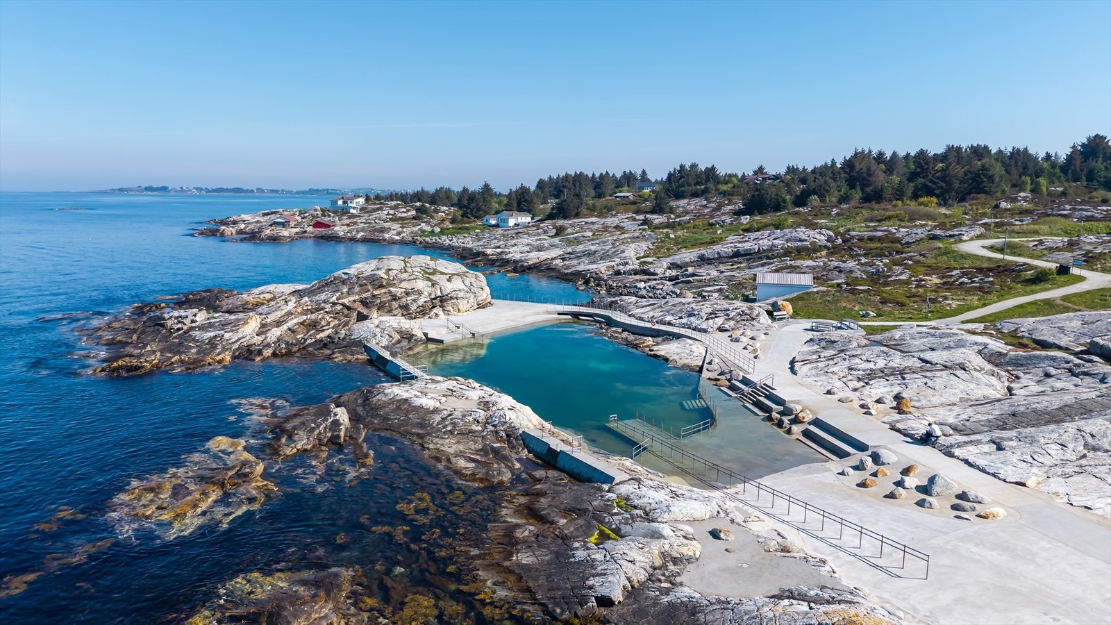 Det populære sjøbadet på Myklebust. Flotte turområder langs Myklebust og over risabergene. Galleribilde
