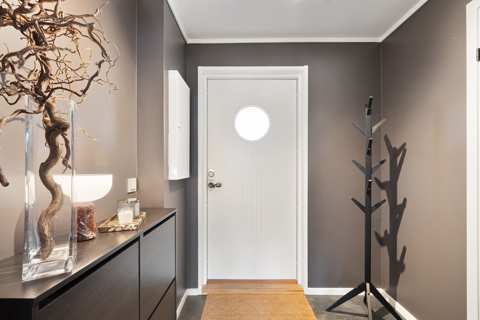 Innbydende entré med plass til å henge fra seg yttertøy. Galleribilde