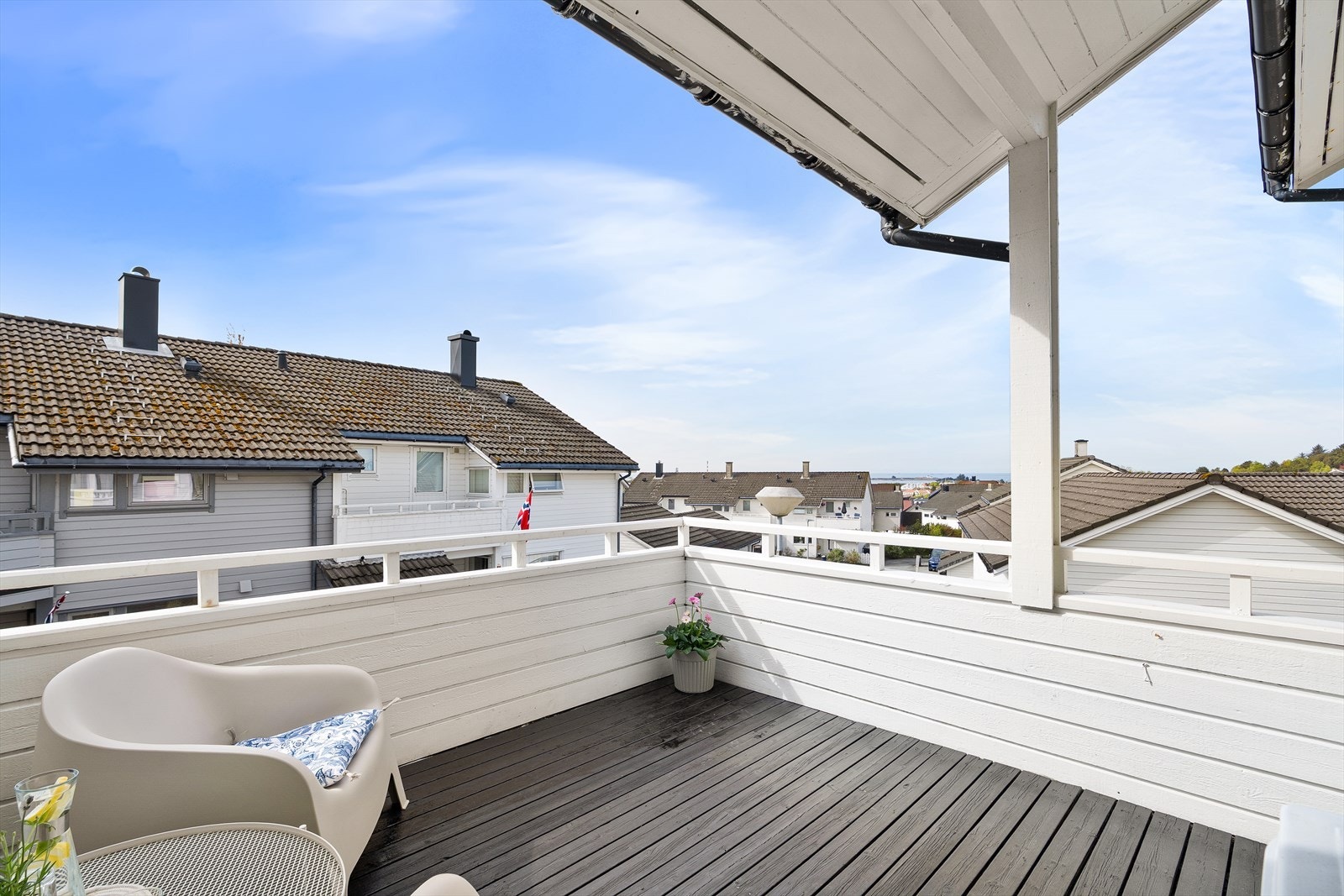 Delvis overbygget balkong med gode solforhold. Galleribilde