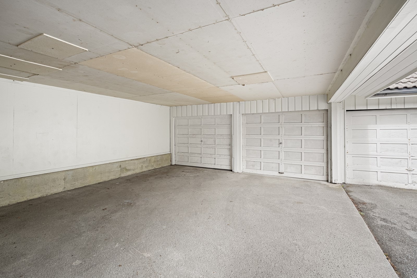 Parkering i garasje. Galleribilde