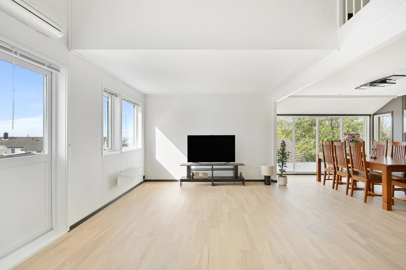 3-stavs parkett på gulv og lyse vegger samt en moderne kontrastvegg med spileplater. Galleribilde