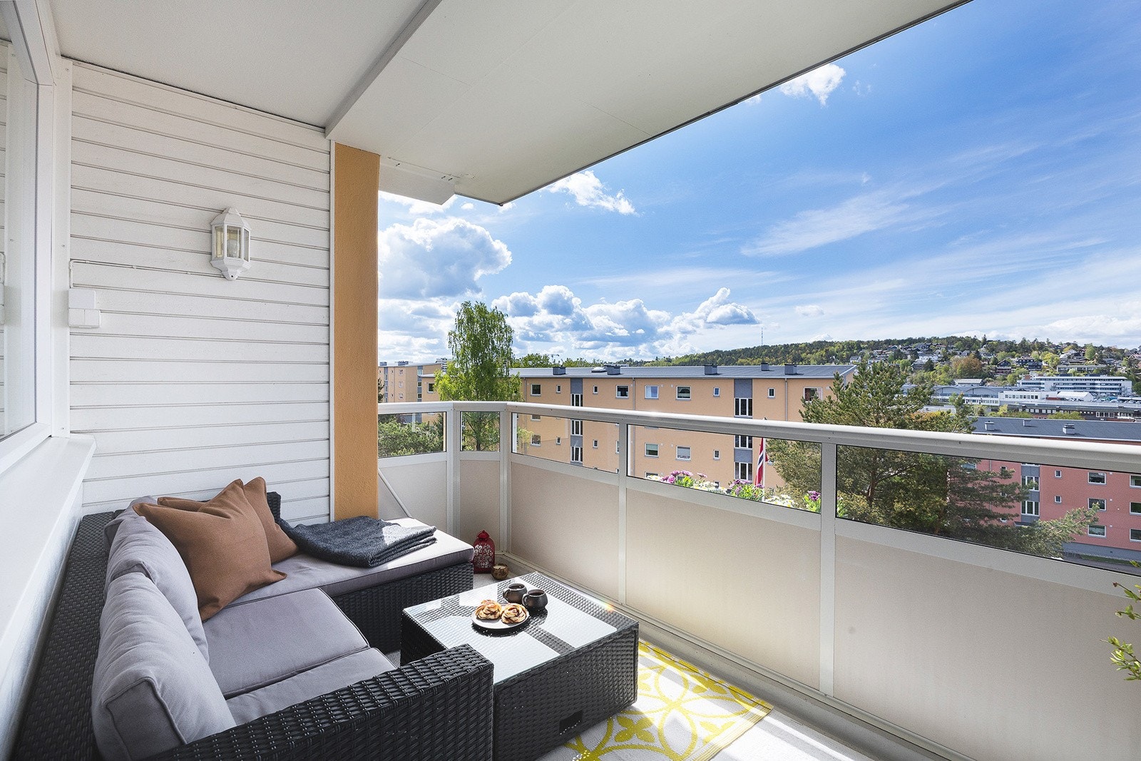 Balkongen er på 7 kvm og har god plass til utemøbler. Galleribilde