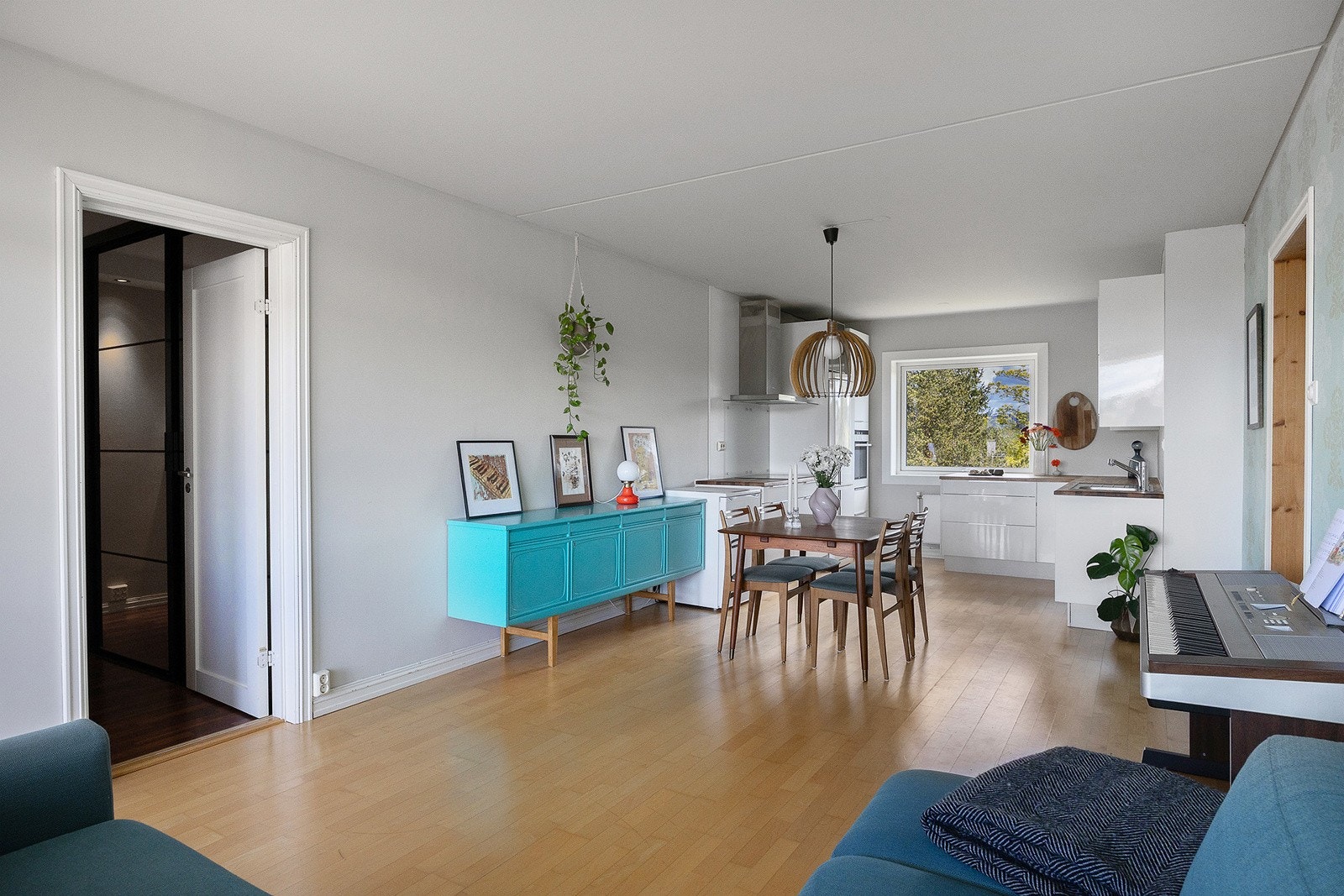 God plass i stue til både sofagruppe og spisebord. Galleribilde