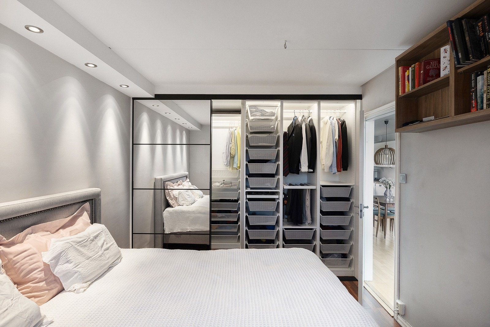 Hovedsoverom med stor garderobe. Galleribilde