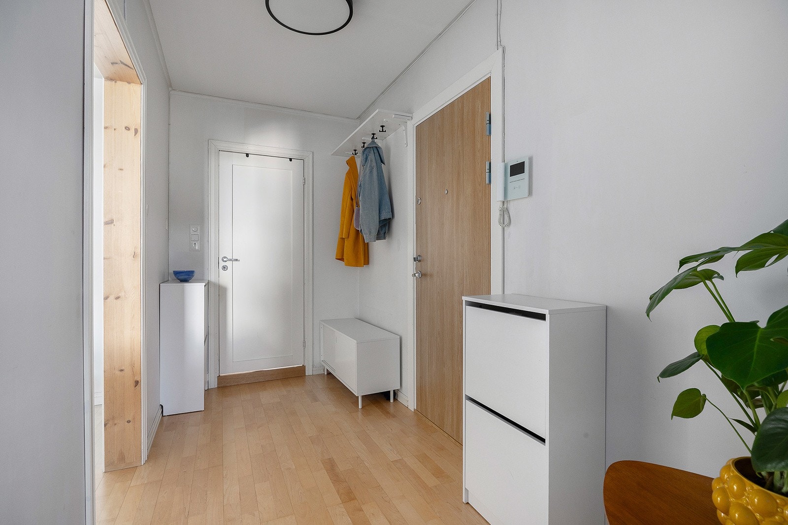 Entré har god plass til å sette fra seg sko og henge fra seg yttertøy. Galleribilde