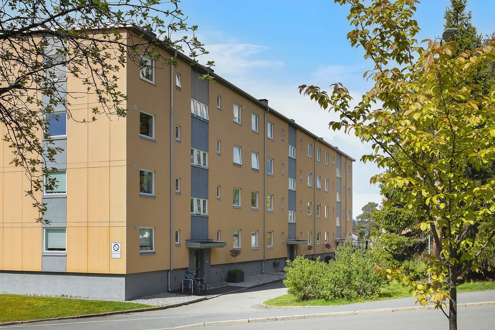 Fra leiligheten kan man trygt og enkelt komme seg til Høyenhall skole, barnehager, Manglerud senter mm. Galleribilde