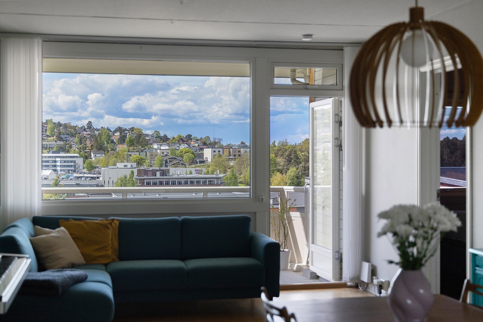 Fra stue har man utgang til solrik balkong. Galleribilde