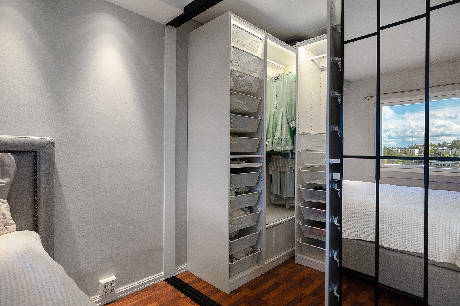 Walk-in garderobe på hovedsoverom. Galleribilde