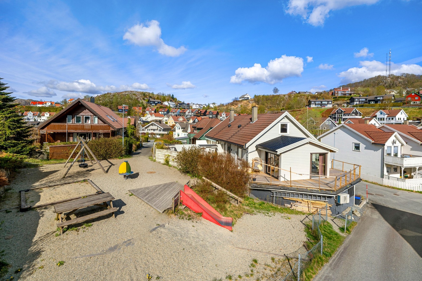 En barnevennlig bolig som grenser til lekeplass Galleribilde
