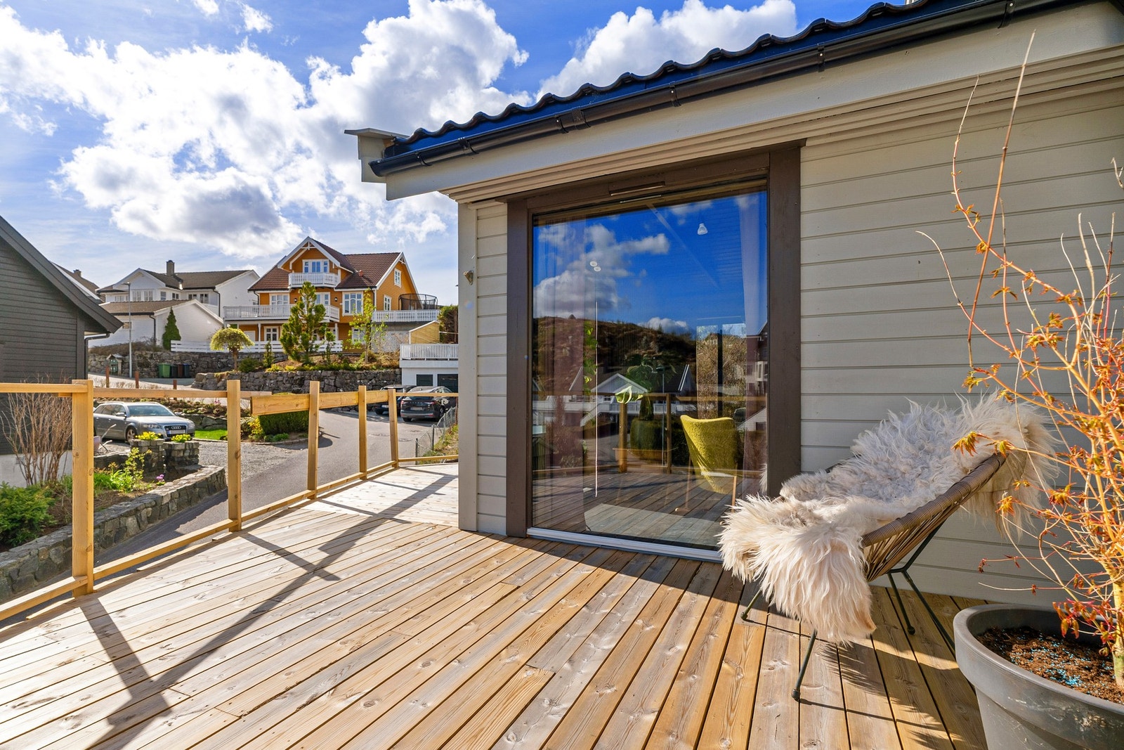 Videre fra vinterhagen er det adkomst ut til store terrasseflater. Galleribilde