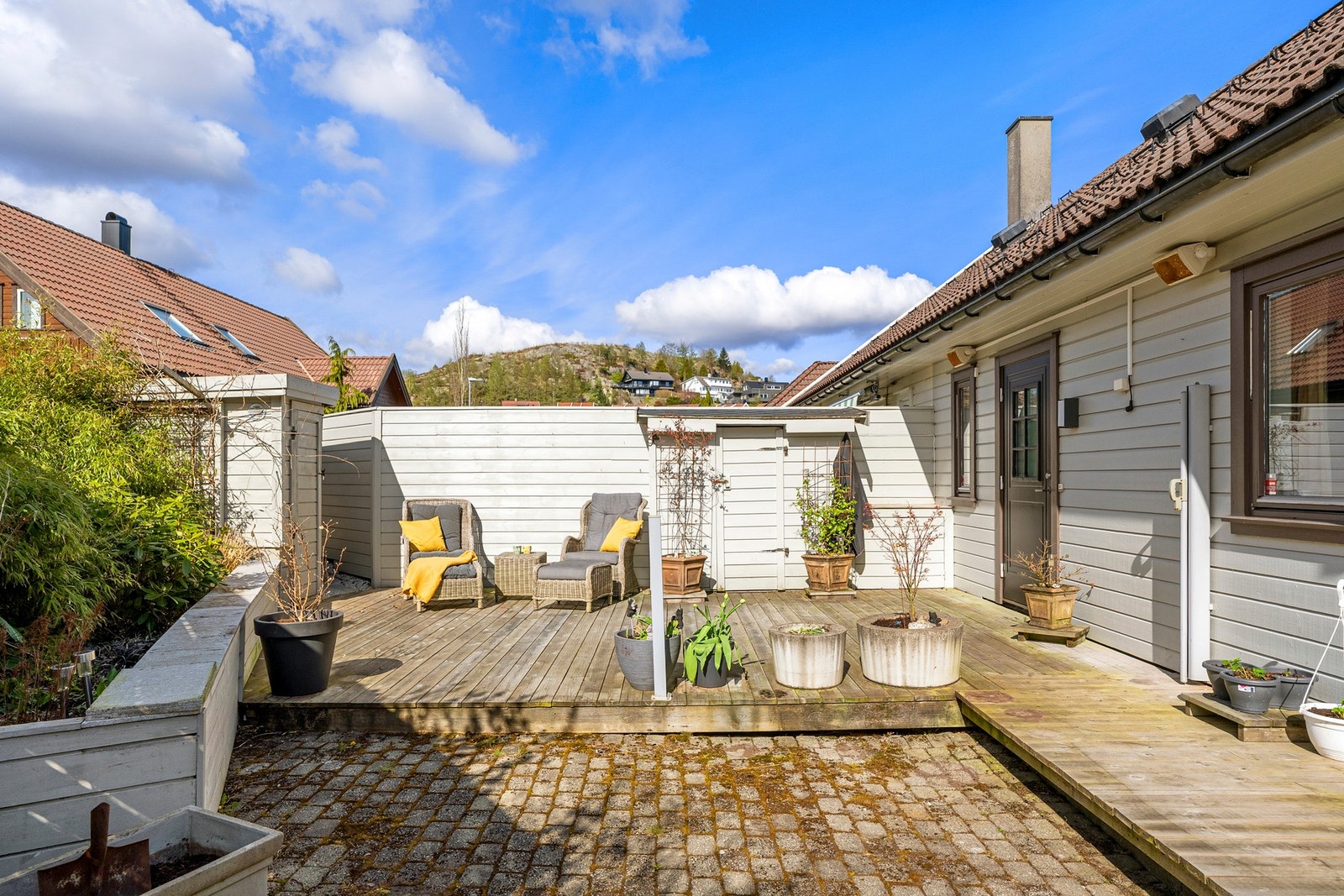 På baksiden av boligen er det også skjermede uteområder som også ligger grenset til en lekeplass. Galleribilde