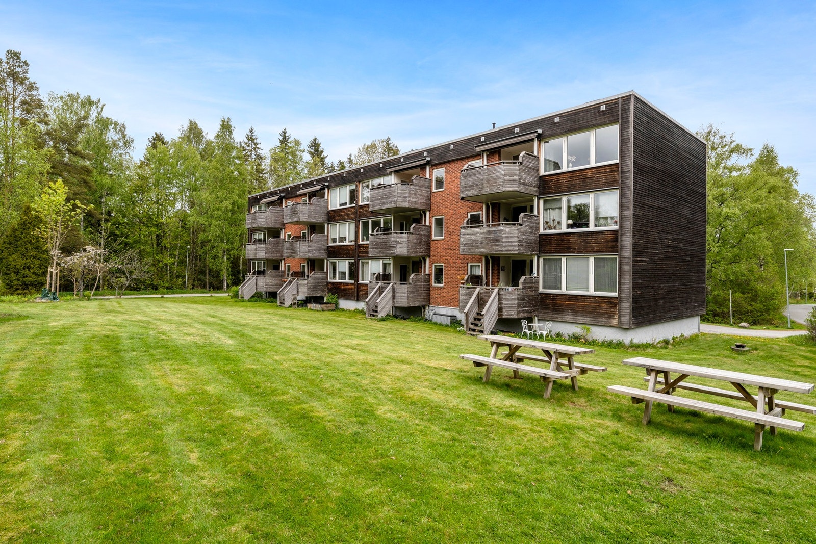 Borettslaget har pent opparbeidede fellesarealer med plen og beplantning Galleribilde
