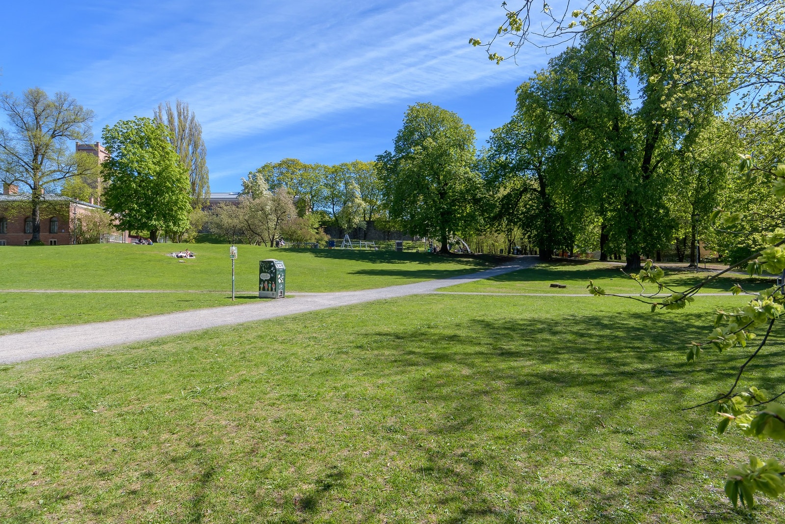 Botsparken med lekeplass rett på andre siden av veien. Galleribilde