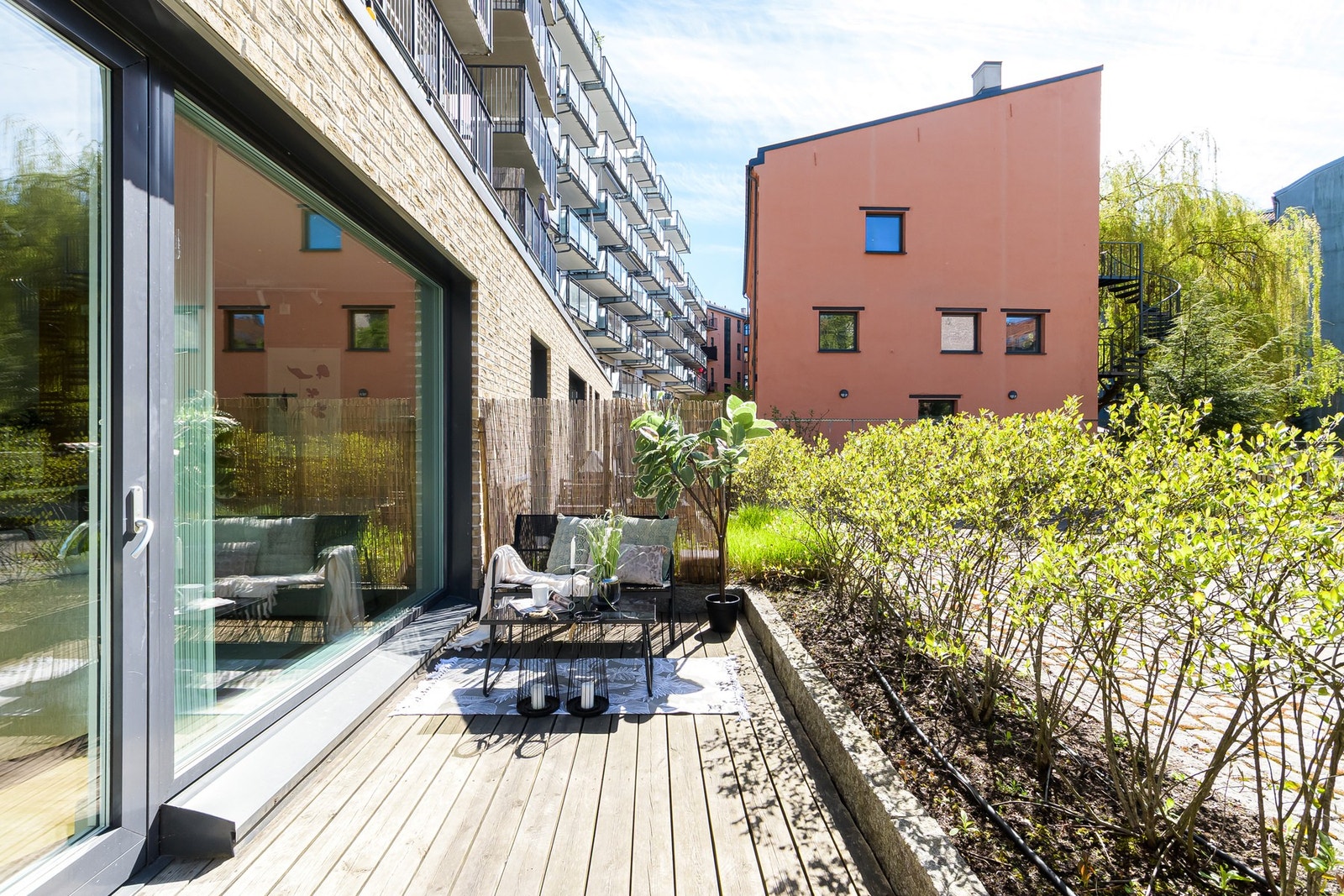 Vestvendt markterrasse på 9kvm med gode solforhold. Galleribilde